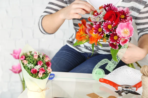 Manos femeninas componiendo hermoso ramo, primer plano. Florista en el trabajo. Foto conceptual — Foto de Stock