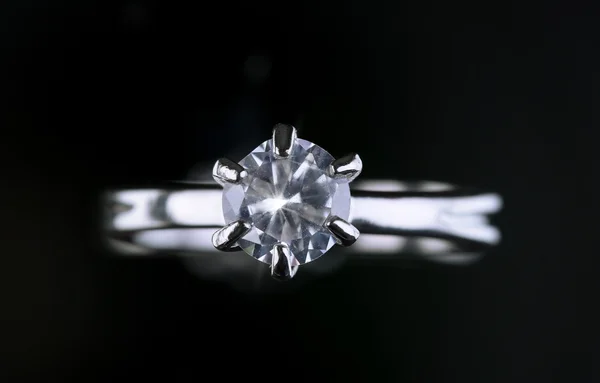 Krásný diamantový prsten na šedém pozadí — Stock fotografie