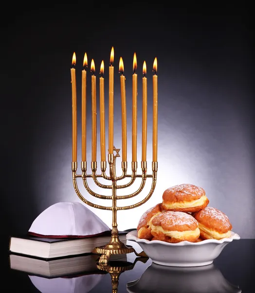 Feestelijke compositie voor hanukkah op donkere achtergrond — Stockfoto