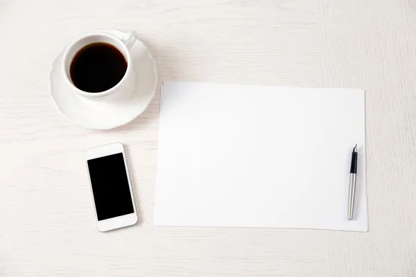 Papel e caneta em branco na mesa de madeira — Fotografia de Stock