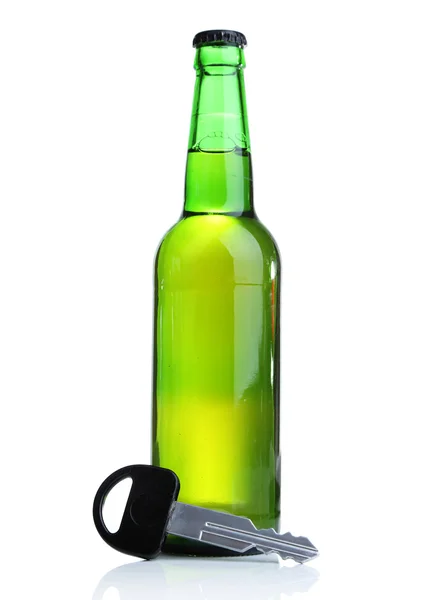 Composición con llave de coche y botella de cerveza, aislada en blanco — Foto de Stock