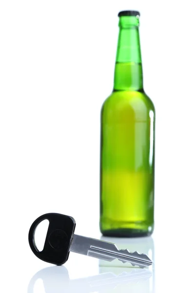 Composizione con chiave dell'auto e bottiglia di birra, isolata su bianco — Foto Stock