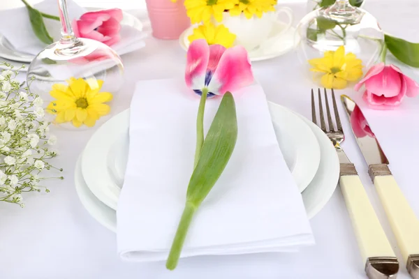 De instelling van de tabel met Lentebloemen close-up — Stockfoto