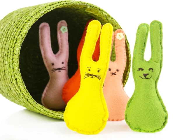 Śmieszne ręcznie Wielkanoc królików w koszyku, na białym tle — Zdjęcie stockowe