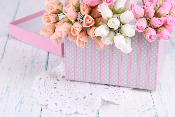 Fiori in confezione regalo su tavolo in legno primo piano — Foto Stock