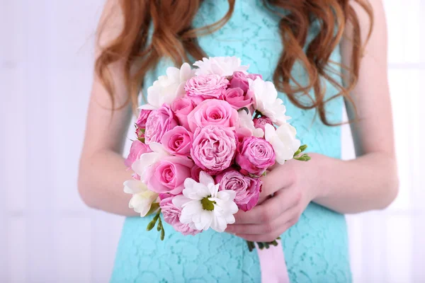 Vrouw handen met mooie bruiloft boeket — Stockfoto