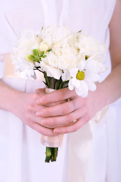 Žena ruce krásné svatební kytice — Stock fotografie