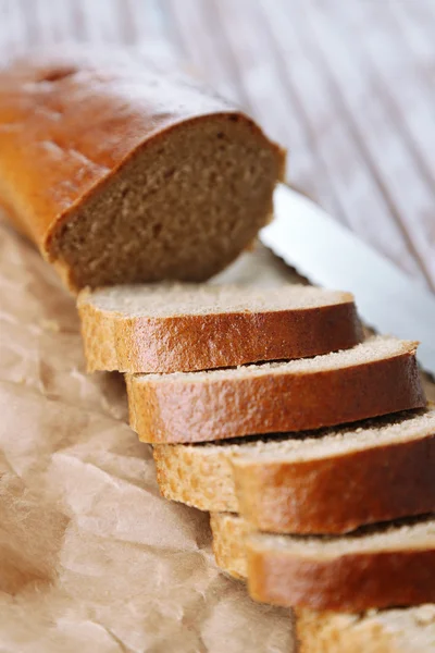 Kawałki chleba na drewnianej desce, zbliżenie — Zdjęcie stockowe