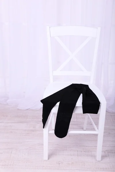 Collant su sedia in legno in camera — Foto Stock