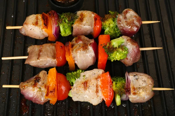 Carne di maiale kebab sulla griglia da vicino — Foto Stock