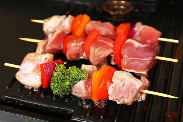 Svinekød kebab på grill nærbillede - Stock-foto