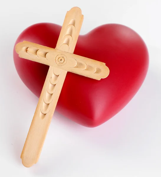 Herz mit Holzkreuz isoliert auf weiß — Stockfoto