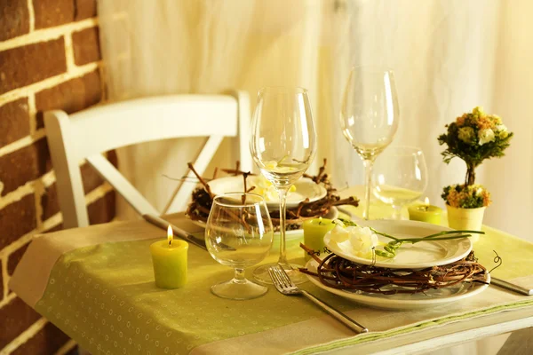โต๊ะเทศกาลอีสเตอร์ที่สวยงามในโทนสีเขียว บนพื้นหลังที่สดใส — ภาพถ่ายสต็อก