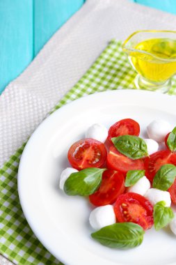 mozarella peyniri, domates ve fesleğen ahşap masa arka plaka Caprese salatası