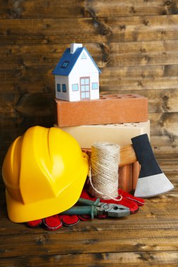 Kask, deri eldiven, araçları ve dekoratif ev ahşap arka plan ile kompozisyon
