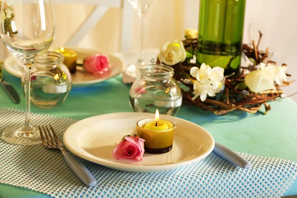 Hermosa mesa de Pascua de vacaciones en tonos azules, sobre fondo claro —  Fotos de Stock