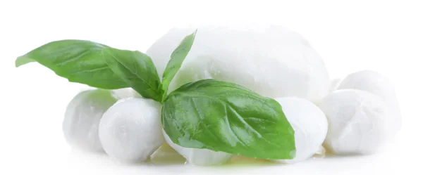 Mozzarella saporita con basilico isolato su bianco — Foto Stock