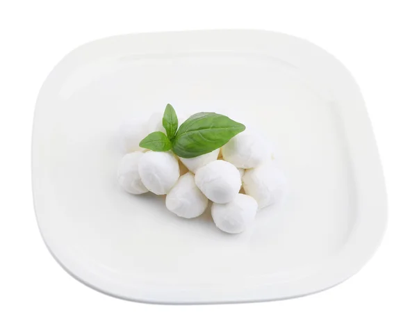 Lezzetli mozzarella peyniri Fesleğenli plaka üzerinde beyaz izole — Stok fotoğraf