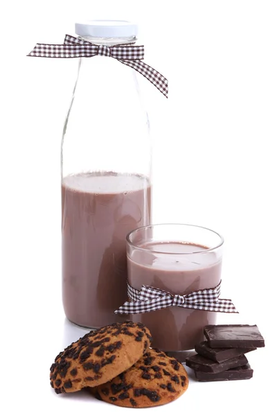 Şişe ve cam üzerine beyaz izole çikolatalı süt — Stok fotoğraf