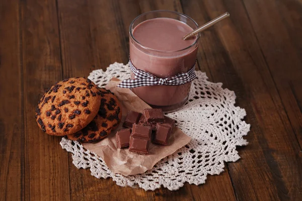 Leite de chocolate em vidro, sobre fundo de mesa de madeira — Fotografia de Stock