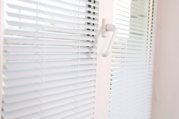 Wit venster met geopende blinds — Stockfoto