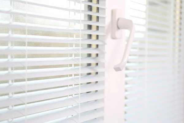 Weißes Fenster mit geöffneten Jalousien — Stockfoto