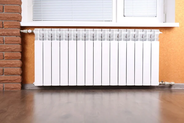 Uppvärmning radiator i rum — Stockfoto