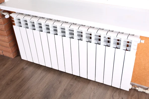 Uppvärmning radiator i rum — Stockfoto