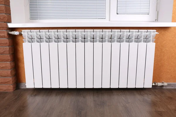 Verwarming radiator in kamer — Stockfoto