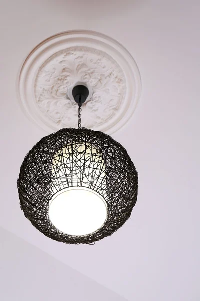 Lustre moderne suspendu au plafond — Photo