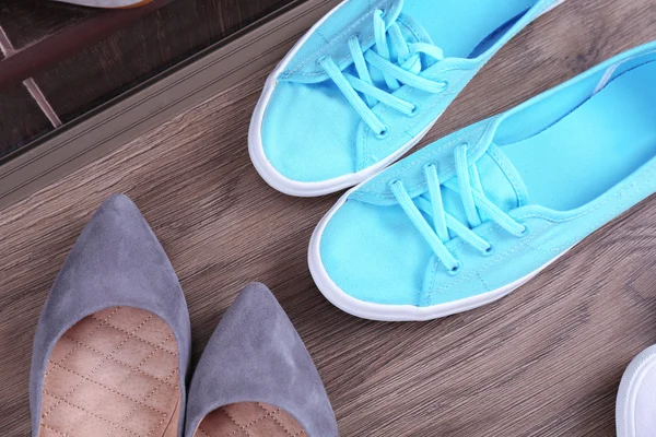 Olika skor på golvet — Stockfoto