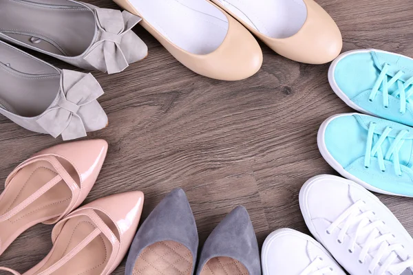 Zapatos diferentes en el piso —  Fotos de Stock