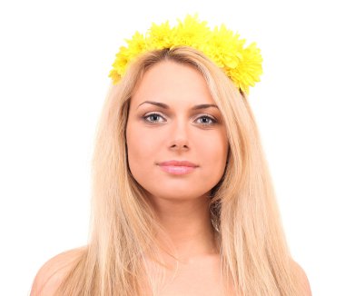 Saçında beyaz arka plan yakın çekim üzerinde parlak sarı çiçekleri olan güzel kadın