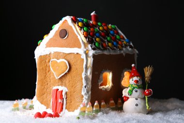 Siyah arka planda zencefilli ekmek evi