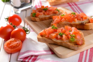 Kesme tahtasında domatesli lezzetli bruschetta.