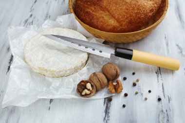 Lezzetli İtalyan peynir ve ekmek ahşap tablo