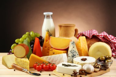 koyu arka plan üzerinde ahşap masa üstünde lezzetli süt ürünleri