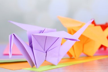 Origami Vinçler üzerinde açık renkli ahşap tablo