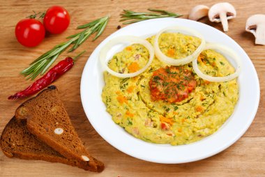 Bir kase taze humus, yaklaşın.