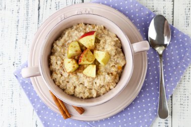 lezzetli yulaf ezmesi elma ve tarçın ahşap tablo