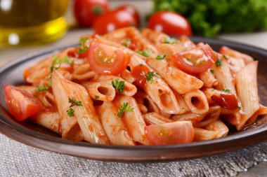 Tablo yakın çekim üzerinde tabakta domates soslu makarna