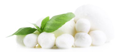 Fesleğenli üzerinde beyaz izole lezzetli Mozzarella peyniri