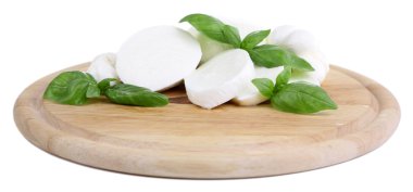 lezzetli ahşap tahta üzerinde beyaz izole üzerinde Fesleğenli mozzarella