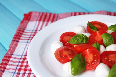 mozarella peyniri, domates ve fesleğen ahşap masa arka plaka Caprese salatası