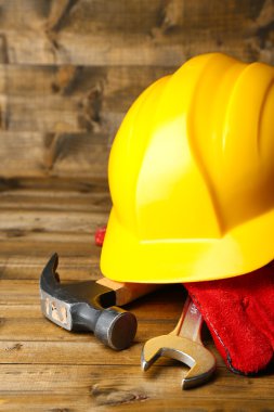 Kask, deri eldiven, araçları ve dekoratif ev ahşap arka plan ile kompozisyon