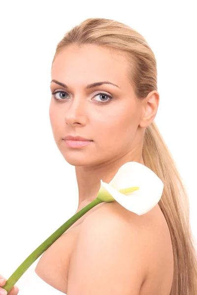 Mooie jonge vrouw met witte calla op witte achtergrond close-up — Stockfoto