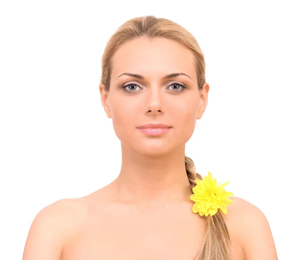 Belle jeune femme avec une fleur jaune vif en tresse sur fond blanc gros plan — Photo