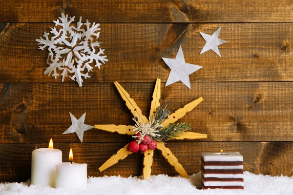 Composição de Natal com flocos de neve em fundo de madeira — Fotografia de Stock