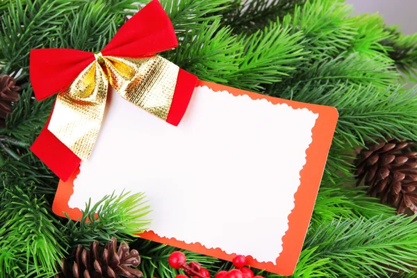 Різдвяна листівка на гілці ялиці крупним планом — стокове фото