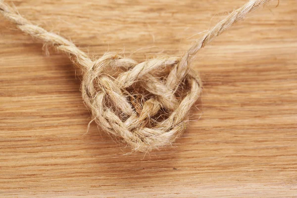 Форма сердца из веревки, на деревянном фоне — стоковое фото